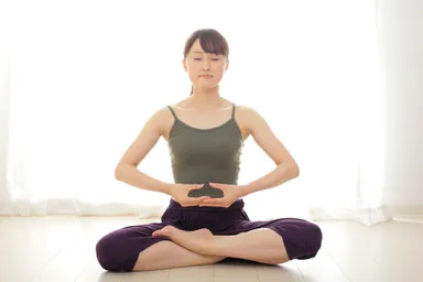 禅を実行する女性