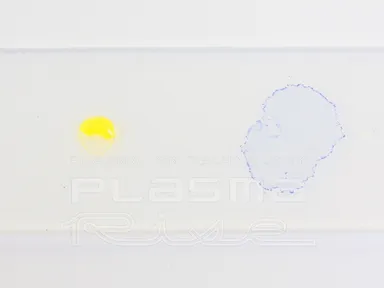 写真5. シリコーンゴムにブロモフェノールブルーを滴下した様子(左：未処理、右：プラズマ処理面)