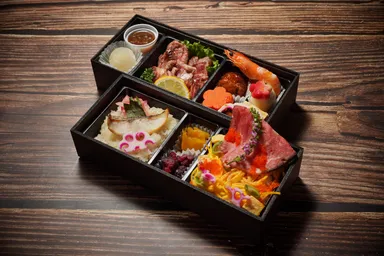 肉ちらしと鯛おこわとステーキ二段重 2,160円(税込)