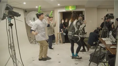 舞台裏でダンスの練習をするチョコレートプラネットさん