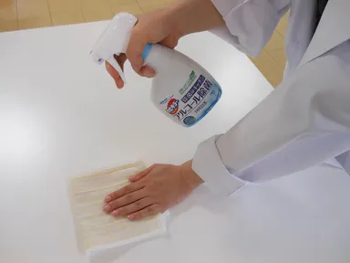 画像2：アルコール除菌拭きを行っている様子