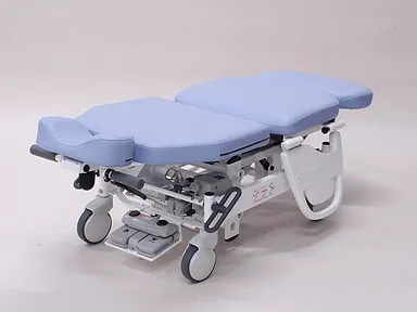 写真：コンバーiEV　ストレッチャー時