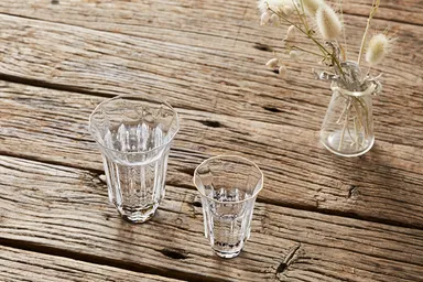 向かって左：グラス　右：金杯