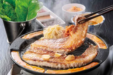 名物！「赤からサムギョプサル」(1人前 1,639円、1人前より注文可能)