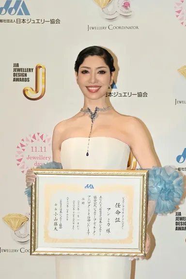 「今日はジュエリーが女性を美しく見せてくれることを改めて実感しています」と、アン ミカさん。
