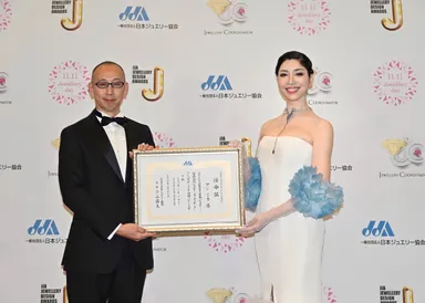 一般社団法人日本ジュエリー協会会長の小山 藤太からアンバサダー任命証を授与。