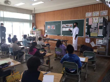 地元小学校で“がね”を伝える