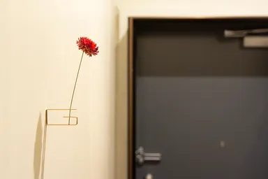 シーン4　玄関の壁