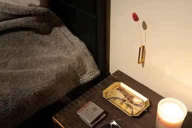 シーン5　ベッド横