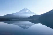 身延町の本栖湖畔から望む富士山