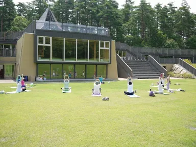 アルプスヨガに参加されているみなさん2