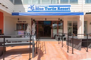 青と白を基調とした外観