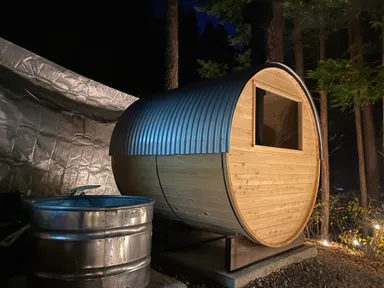 バレルサウナ全体像　夜