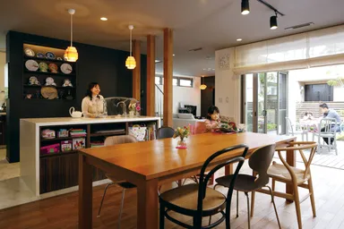 Sさんご自宅のダイニング。飾り棚以外の物は見えない場所にすっきり収納