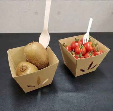 側面に空気孔のある紙容器・木のスプーンとフォーク