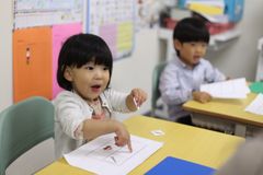 教室で学ぶ生徒