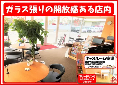 ガラス張りの解放感ある店内♪