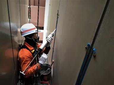 足場が不可能な場所での外壁施工