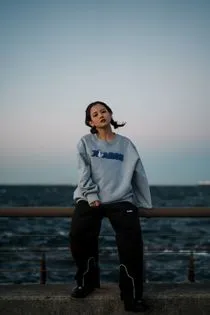 Logo Crew Sweat 〈Model Shot1〉