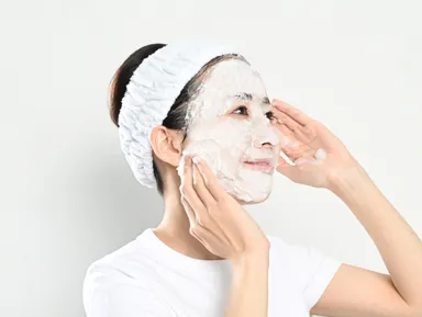 メイクと毛穴汚れに泡が吸着