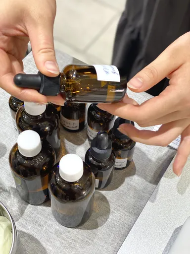 香りを選ぶ様子