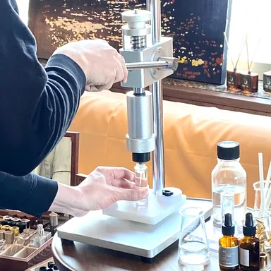 香りを密封する様子