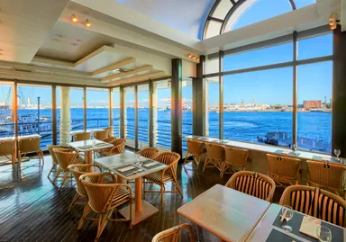 フローティングレストラン「ピア21」内観