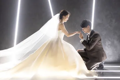 LEDのスリットがクールで幻想的な空間を写し出す。