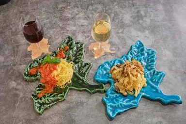 群馬の形の皿パスタ