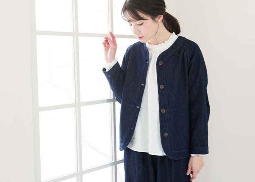 森林の約4倍のCO2吸収量のある原料を用いた、
柔らかく滑らかな肌触りが特徴の
リネンデニムドルマンジャケットが誕生。