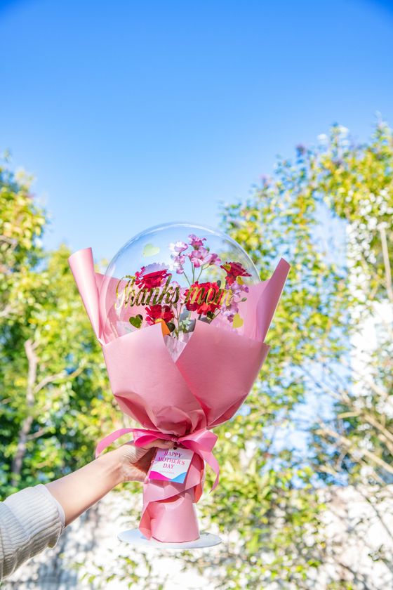 日比谷花壇2022年母の日フラワーギフト
～思わず撮りたくなる、
シャボン玉のようなバルーンブーケ～
アクアバルーンフラワーブーケ「サンクスマム」
2月14日（月）から注文受付開始
