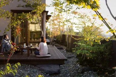 たくさんの木々に囲まれながらウッドデッキで沈む夕日を見ながら晩酌