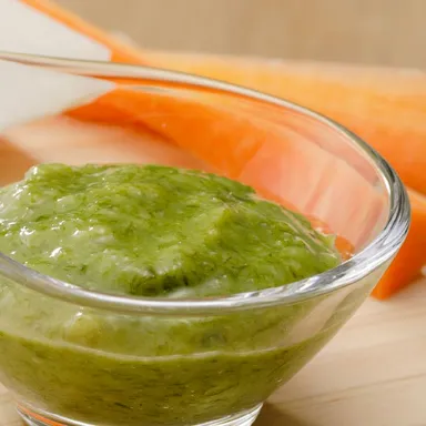 インパクト抜群の緑のソースです