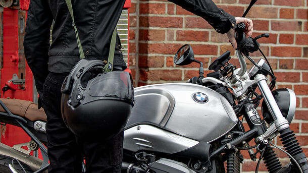 イギリス発 ヘルメットをハンズフリーで持ち歩き バイク専用ショルダーストラップsling 2月28日 月 までcampfireでクラウドファンディングを実施 Spend Time Inc のプレスリリース