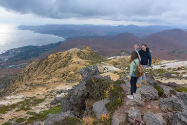 専門山岳ガイドによる、活火山でのハイキング