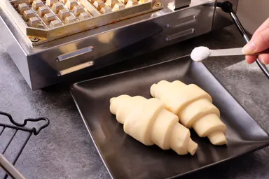 世界中の星付きレストランで愛用されるブリドール社のクロワッサン生地