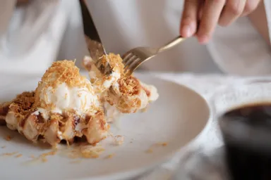 冷たいアイスとあつあつクロッフルが口の中でとろける