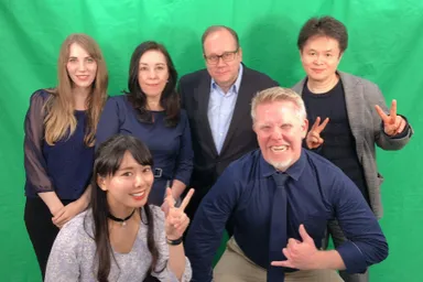 収録時のシーンから！声優、ナレーター、俳優として、外国人とともに活躍中！