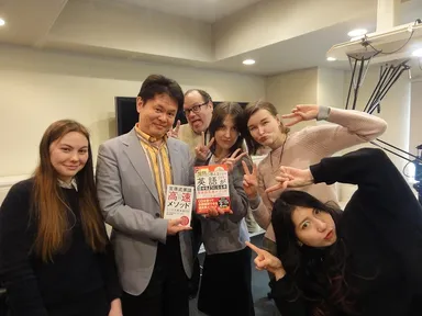 収録時のシーンから！声優、ナレーター、俳優として、外国人とともに活躍中！