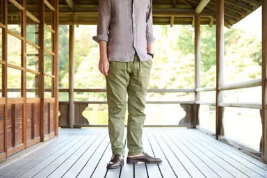 麻シャツに合わせた大人の休日スタイル