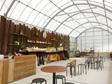 雨天でも安心のカフェ・直売所