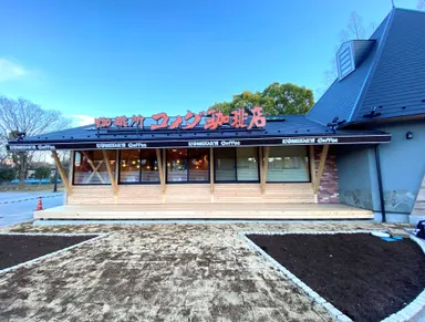 芝生広場と花壇／秋には地域の皆さまとチューリップの球根を植える予定