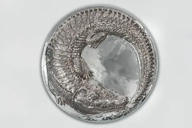 ワニモチーフのトレー