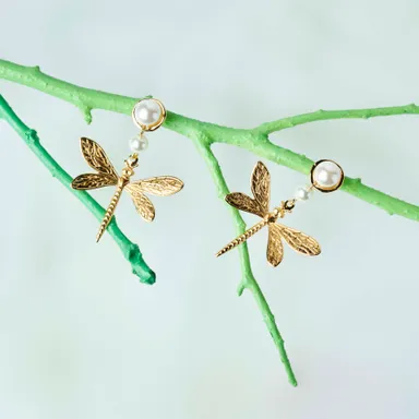 春の息吹とともに光を吸収し輝くカラーガラスのアクセサリー