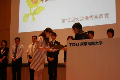 表彰式の受賞シーン