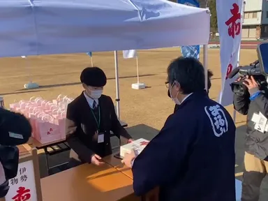 着陸地点　白餅黒餅手渡し