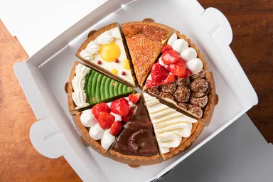 色とりどりのケーキをホールで