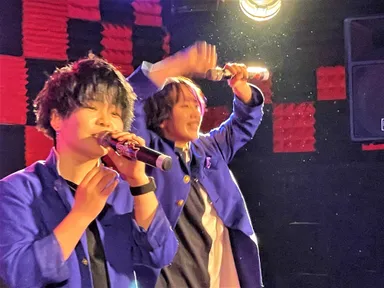 メンバー 桐山 涼 (手前)