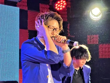 メンバー 高月 圭 (手前)