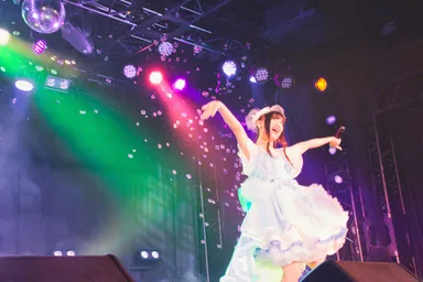 スモークが入ったシャボン玉がステージいっぱいに広がる